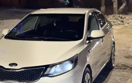 KIA Rio III рестайлинг, 2015 год, 860 000 рублей, 2 фотография