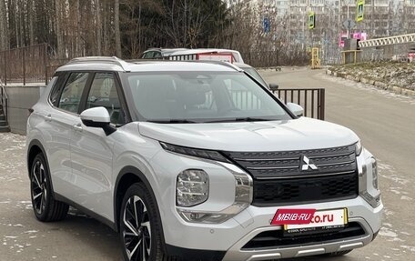 Mitsubishi Outlander, 2023 год, 3 980 000 рублей, 3 фотография