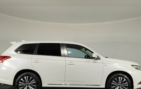 Mitsubishi Outlander III рестайлинг 3, 2022 год, 2 415 000 рублей, 4 фотография