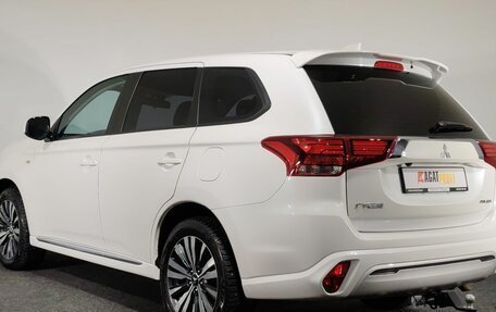 Mitsubishi Outlander III рестайлинг 3, 2022 год, 2 415 000 рублей, 5 фотография