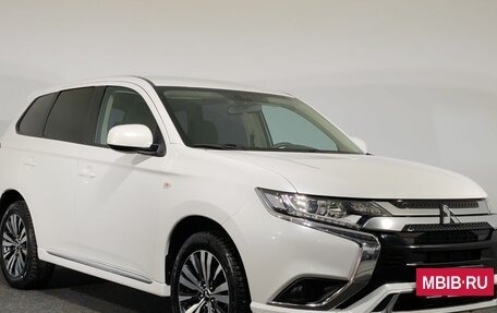 Mitsubishi Outlander III рестайлинг 3, 2022 год, 2 415 000 рублей, 3 фотография