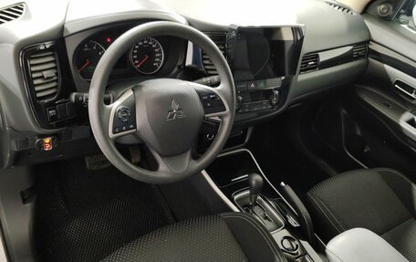 Mitsubishi Outlander III рестайлинг 3, 2022 год, 2 415 000 рублей, 10 фотография