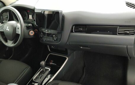 Mitsubishi Outlander III рестайлинг 3, 2022 год, 2 415 000 рублей, 13 фотография