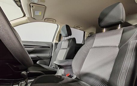 Mitsubishi Outlander III рестайлинг 3, 2022 год, 2 415 000 рублей, 11 фотография