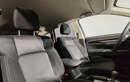 Mitsubishi Outlander III рестайлинг 3, 2022 год, 2 415 000 рублей, 14 фотография