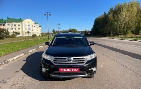 Toyota Highlander III, 2013 год, 2 400 000 рублей, 2 фотография