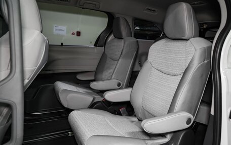 Toyota Sienna, 2021 год, 5 900 000 рублей, 10 фотография