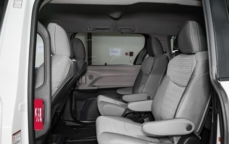 Toyota Sienna, 2021 год, 5 900 000 рублей, 9 фотография