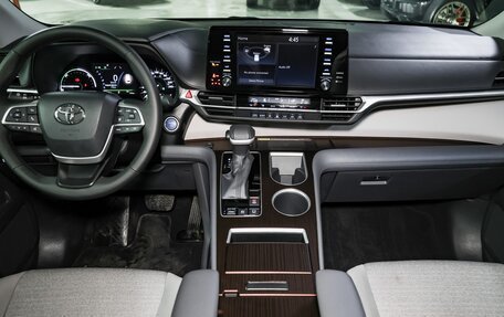 Toyota Sienna, 2021 год, 5 900 000 рублей, 33 фотография