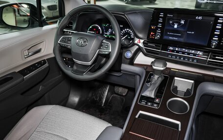 Toyota Sienna, 2021 год, 5 900 000 рублей, 34 фотография