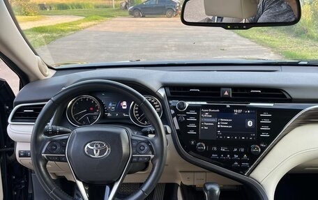 Toyota Camry, 2018 год, 2 700 000 рублей, 11 фотография