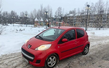 Peugeot 107 I рестайлинг, 2011 год, 410 000 рублей, 2 фотография