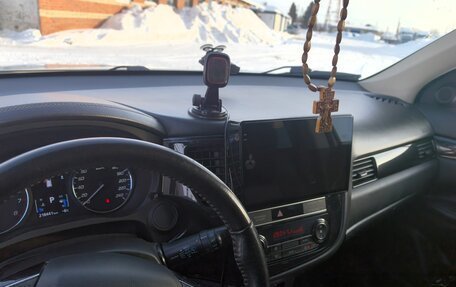 Mitsubishi Outlander III рестайлинг 3, 2018 год, 1 850 000 рублей, 3 фотография