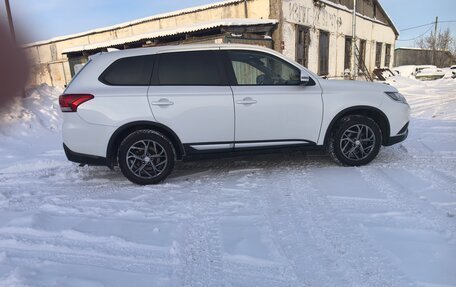 Mitsubishi Outlander III рестайлинг 3, 2018 год, 1 850 000 рублей, 6 фотография