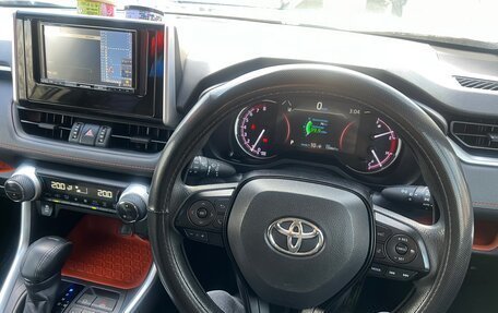 Toyota RAV4, 2020 год, 2 600 000 рублей, 10 фотография