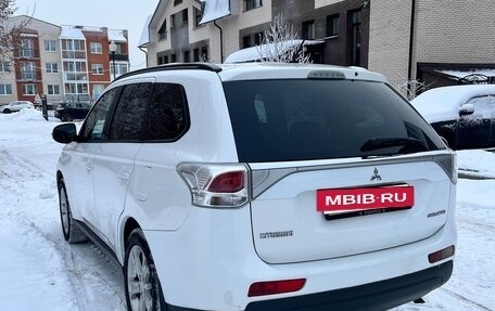 Mitsubishi Outlander III рестайлинг 3, 2013 год, 1 390 000 рублей, 4 фотография