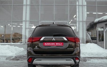 Mitsubishi Outlander III рестайлинг 3, 2018 год, 2 100 000 рублей, 4 фотография