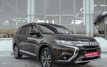 Mitsubishi Outlander III рестайлинг 3, 2018 год, 2 100 000 рублей, 5 фотография