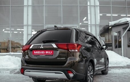 Mitsubishi Outlander III рестайлинг 3, 2018 год, 2 100 000 рублей, 2 фотография