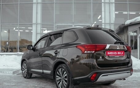Mitsubishi Outlander III рестайлинг 3, 2018 год, 2 100 000 рублей, 6 фотография