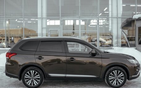 Mitsubishi Outlander III рестайлинг 3, 2018 год, 2 100 000 рублей, 8 фотография