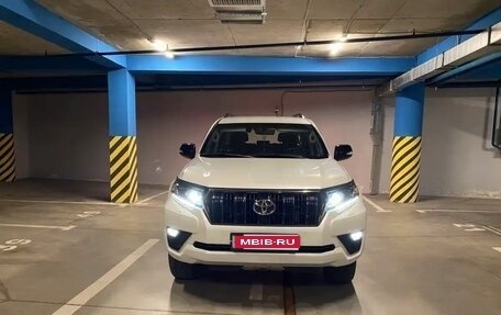 Toyota Land Cruiser Prado 150 рестайлинг 2, 2021 год, 5 000 000 рублей, 1 фотография