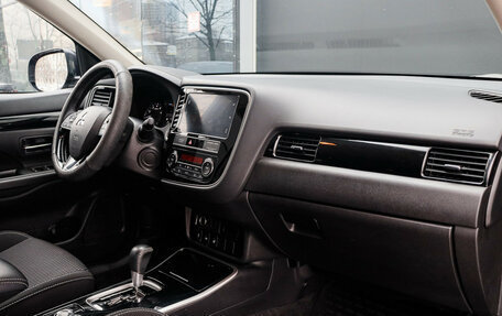 Mitsubishi Outlander III рестайлинг 3, 2019 год, 2 550 000 рублей, 9 фотография