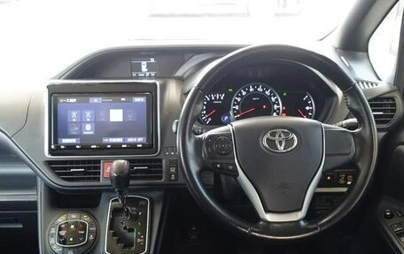 Toyota Noah III, 2018 год, 1 730 002 рублей, 8 фотография