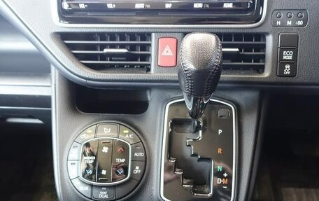 Toyota Noah III, 2018 год, 1 730 002 рублей, 10 фотография