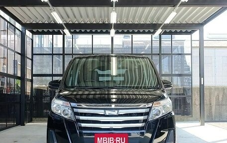 Toyota Noah III, 2018 год, 1 730 002 рублей, 12 фотография