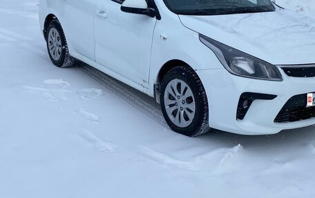 KIA Rio IV, 2018 год, 850 000 рублей, 2 фотография