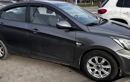 Hyundai Solaris II рестайлинг, 2012 год, 900 000 рублей, 3 фотография