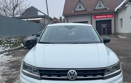 Volkswagen Tiguan II, 2019 год, 2 400 000 рублей, 1 фотография