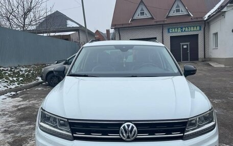 Volkswagen Tiguan II, 2019 год, 2 400 000 рублей, 2 фотография