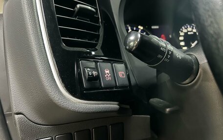 Mitsubishi Outlander III рестайлинг 3, 2015 год, 1 672 000 рублей, 10 фотография