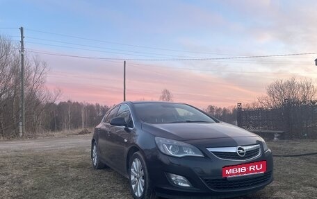 Opel Astra J, 2011 год, 700 000 рублей, 2 фотография