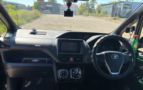 Toyota Voxy III, 2017 год, 1 930 000 рублей, 5 фотография