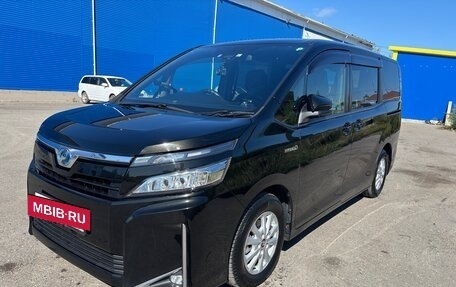 Toyota Voxy III, 2017 год, 1 930 000 рублей, 3 фотография