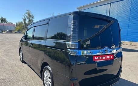 Toyota Voxy III, 2017 год, 1 930 000 рублей, 4 фотография