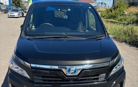 Toyota Voxy III, 2017 год, 1 930 000 рублей, 2 фотография