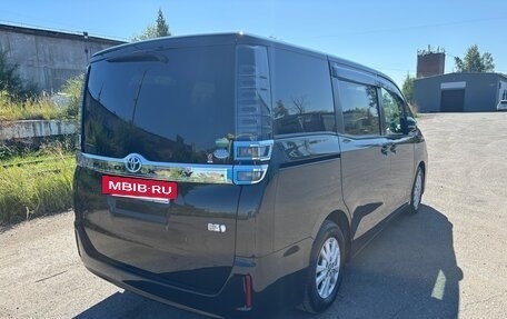 Toyota Voxy III, 2017 год, 1 930 000 рублей, 7 фотография