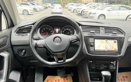 Volkswagen Tiguan II, 2020 год, 2 098 000 рублей, 8 фотография