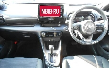 Toyota Yaris, 2021 год, 1 211 000 рублей, 10 фотография