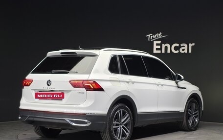 Volkswagen Tiguan II, 2021 год, 3 800 000 рублей, 2 фотография
