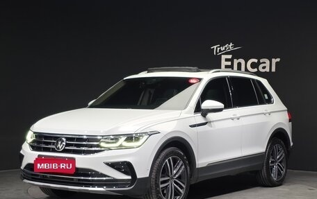 Volkswagen Tiguan II, 2021 год, 3 800 000 рублей, 1 фотография
