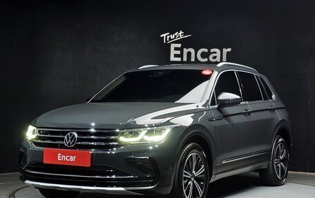 Volkswagen Tiguan II, 2021 год, 3 680 000 рублей, 1 фотография