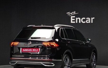 Volkswagen Tiguan II, 2022 год, 3 940 000 рублей, 2 фотография