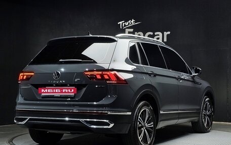 Volkswagen Tiguan II, 2021 год, 3 680 000 рублей, 2 фотография