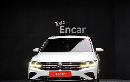 Volkswagen Tiguan II, 2022 год, 3 080 000 рублей, 3 фотография