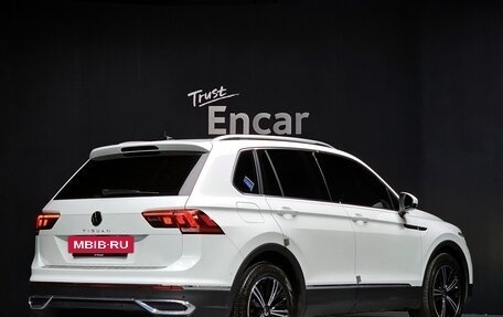Volkswagen Tiguan II, 2022 год, 3 080 000 рублей, 2 фотография